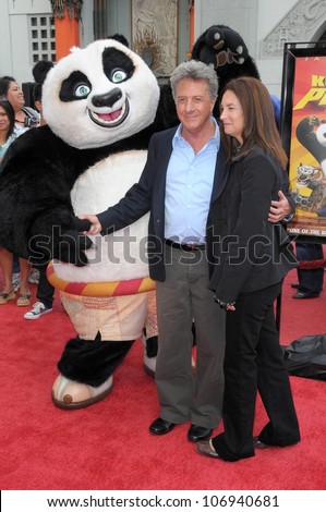 Dustin Hoffman and Lisa Gottsegen  at the DVD and Blu-Ray Debut of \'Kung Fu Panda\'. Grauman\'s Chinese Theater, Hollywood, CA. 11-09-08