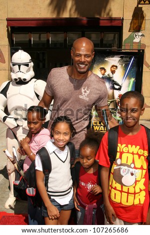 Keenen Ivory Wayans and family at the U.S. Premiere of \'Star Wars The Clone Wars\'. Egyptian Theatre, Hollywood, CA. 08-10-08