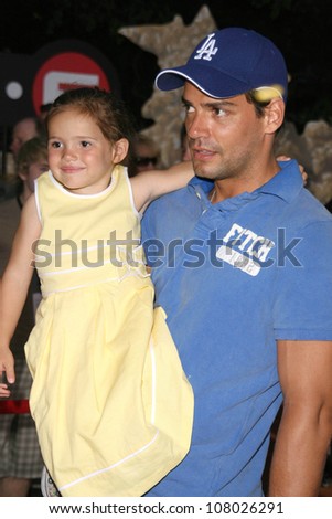 Cristian De La Fuente and his daughter  at the World Premiere of 