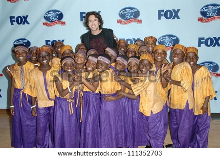 Josh Groban and the Africans Children Choir at the American Idol: \