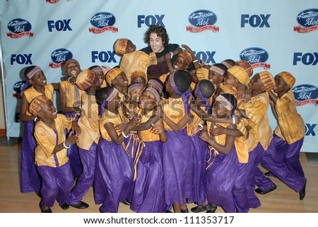 Josh Groban and the Africans Children Choir at the American Idol: 