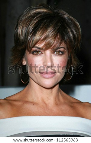 Lisa Rinna at the Oscar De La Renta Boutique Opening Benefiting EIF Women\'s Cancer Research Fund. Saks Fifth Avenue, Beverly Hills, CA. 04-18-07
