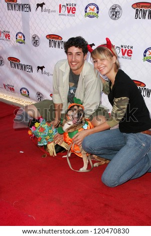 Jason Biggs and guest at The 5th Annual BowWowWeen Benefit Presented by Dog.com. Barrington Dog Park, Los Angeles, CA. 10-29-06