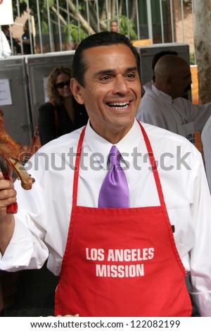 LOS ANGELES - NOVEMBER 22: Mayor Antonio Villaraigosa at The Los Angeles Mission Thanksgiving Meal for the Homeless  November 22, 2006 in Los Angeles Mission, Los Angeles, CA.