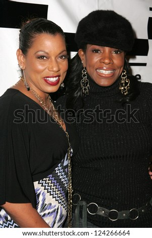 HOLLYWOOD - DECEMBER 07: Rolonda Watts and Sheryl Lee Ralph at Howard Fine\'s Ball of Fire December 07, 2006 in Boardners, Hollywood, CA.