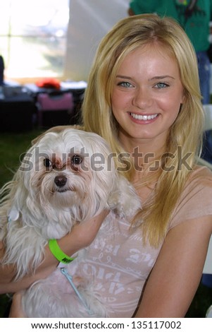 WOODLAND HILLS - APRIL 30: Sara Paxton at the Nuts For Mutts Dog Show at Pierce College on April 30, 2006 in Woodland Hills, CA.