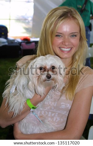 WOODLAND HILLS - APRIL 30: Sara Paxton at the Nuts For Mutts Dog Show at Pierce College on April 30, 2006 in Woodland Hills, CA.