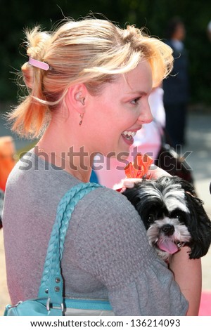 BEVERLY HILLS - APRIL 29: Katherine Heigl at the Old Navy Nationwide Search for a New Canine Mascot at Franklin Canyon Park on April 29, 2006 in Beverly Hills, CA.