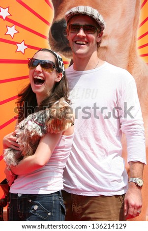 BEVERLY HILLS - APRIL 29: Heather McComb and James Van Der Beek at the Old Navy Nationwide Search for a New Canine Mascot at Franklin Canyon Park on April 29, 2006 in Beverly Hills, CA.