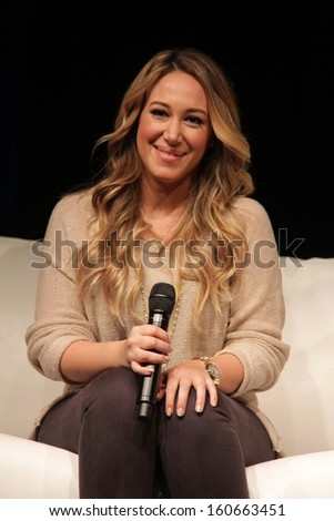 Haylie Duff appearing at the Los Angeles Ultimate Women\'s Expo, Los Angeles Convention Center, Los Angeles, CA 10-27-13