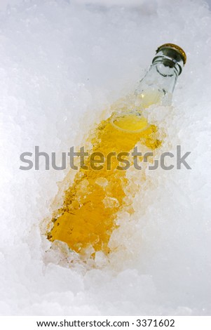 A nice picture of a beerbottle on ice. Very fresh. This version has no lemon.