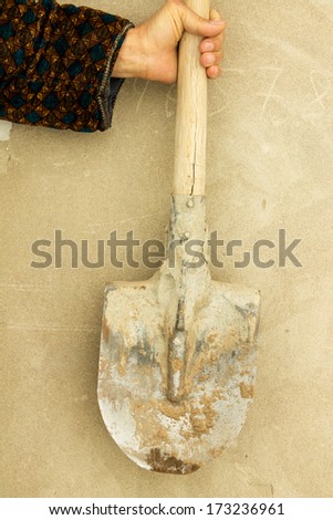 the old man\'s hand shovel