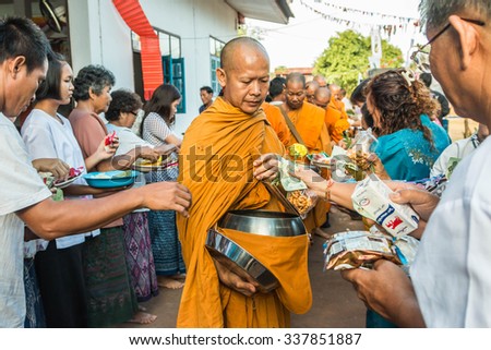 SAKON NAKHON, THAILAND - NOVEMBER 1:\
Many people do not know the name of the city Thailand to attend a religious ceremony.\
Year on November 1, 2015 at Sakon Nakhon Thailand.
