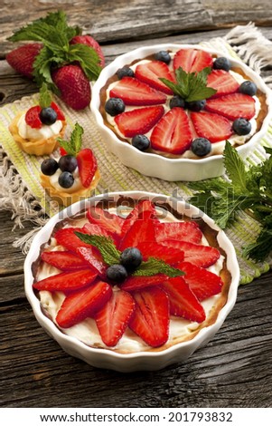 Sweet baskets with cream and strawberries