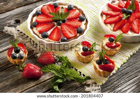 Fresh berry tart with custard