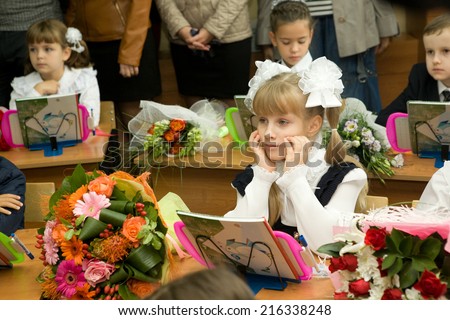 MOSCOW, SEPTEMBER 1, 2014: The first school day for the unidentified first grade kids on the September 1 2014.
