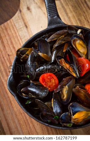 mussels in frying pan
