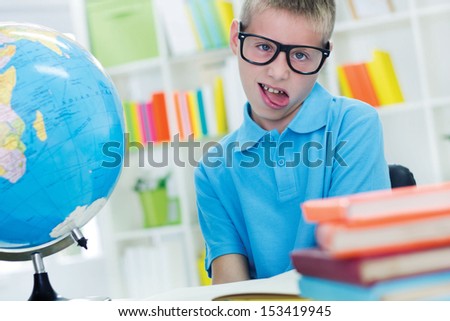 boy doesn\'t like to study besause it\'s boring
