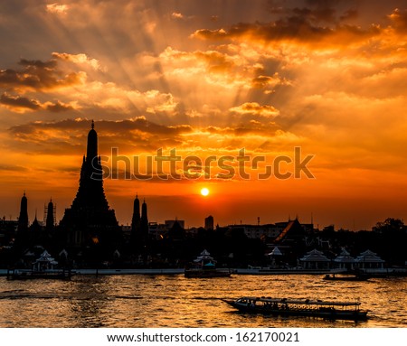 Wat Arun Temple sunset in bangkok asia Thailand