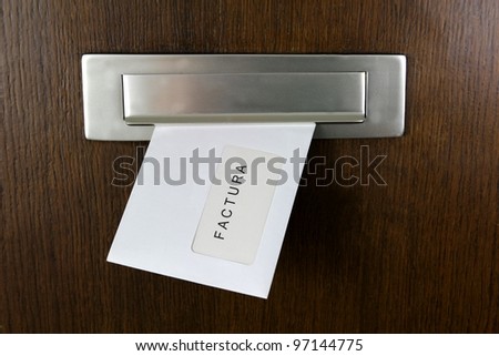 A letter in a letter box with spanish writing: Invoice