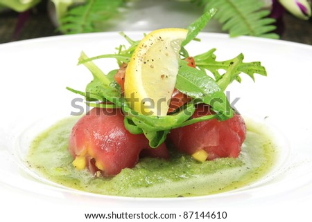 Tuna mango salsa topped with mint sherbet on top with lemon and rocket