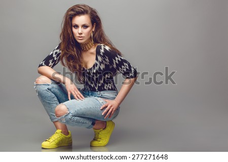 Fashion model with casual rapped jeans and yellow snickers, casual look