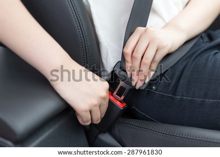 passenger fasten seat belt in car