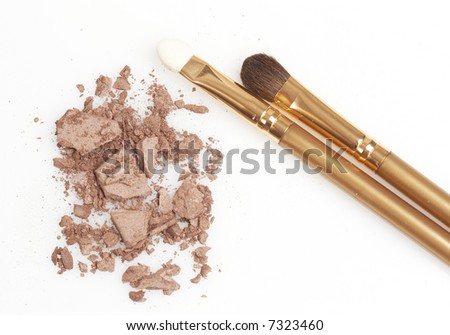 brown eyepowder and golden brushes