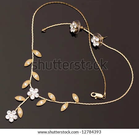 عيد ميلاد سهر الليالى Stock-photo-golden-jewelry-necklace-and-earrings-12784393