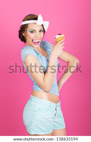 Retro pin-up fashionable brunette with delicious ice-cream