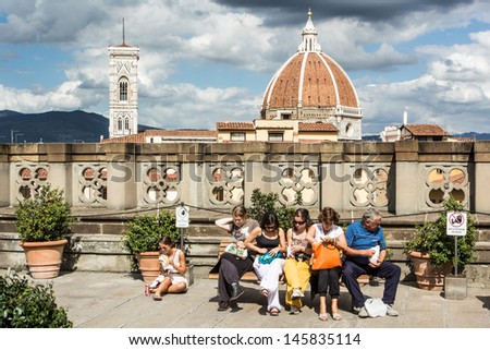 FLORENCE, ITALY - 25 SEPTEMBER: Tourists relax on a bench in his visit to the Uffizi museum, the reference of Italian Renaissance painting. September 25, 2012.