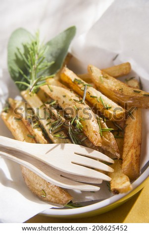Presentation of a plate of homemade potato chips