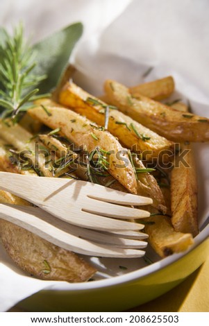 Presentation of a plate of homemade potato chips