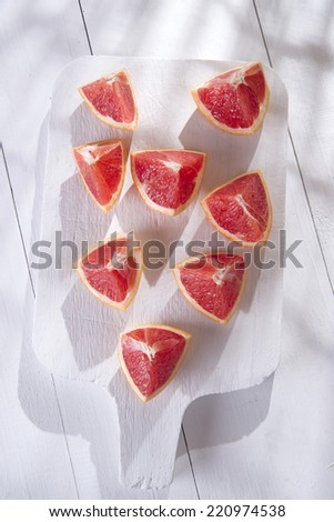 Presentation on cutting red grapefruit segments