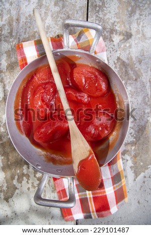 Preparation of a pan sauce of San Marzano peeled tomato quality
