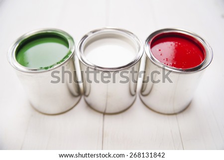 Presentation of the flag of the Italian flag through three cans of paint