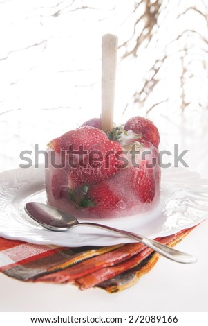 presentation of a cream based on strawberry fruit plate