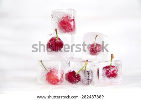 Presentations with ice cubes in cocktail cherries for summer