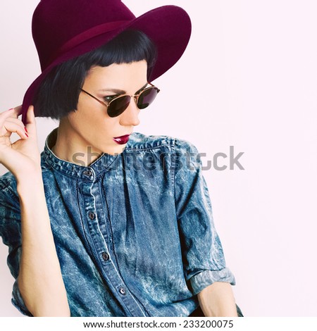 Fashion portrait Glamorous model in a vintage Hat and Glasses