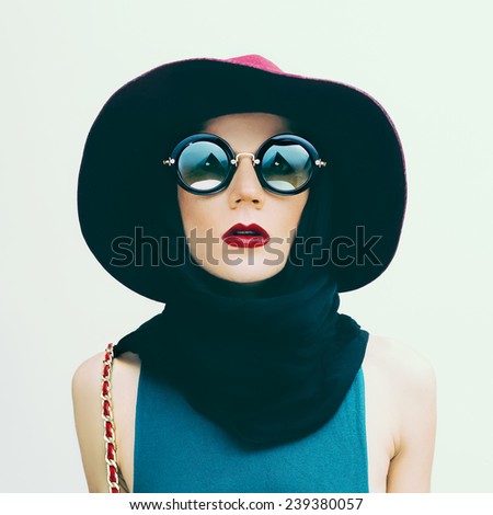 Glamorous Lady in vintage Hat and Sunglasses trend. Fashion portrait