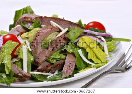 beef sirloin strip with black pepper seasoning  mixed with green salad