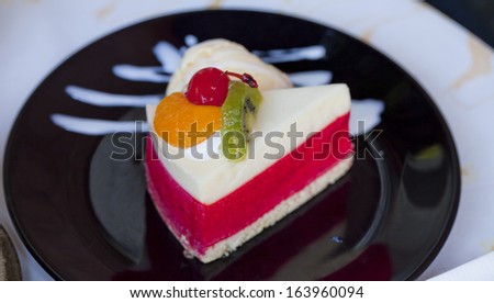 Strawberry cheese cake with vanilla ice cream