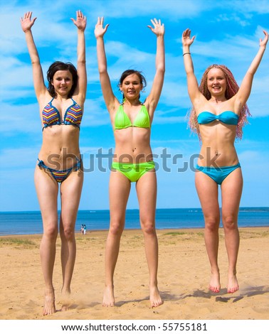 Sporty Girls Jump Happily!!!