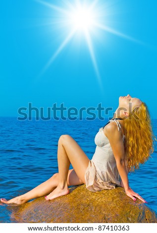 Tanning Female Fun under Sun