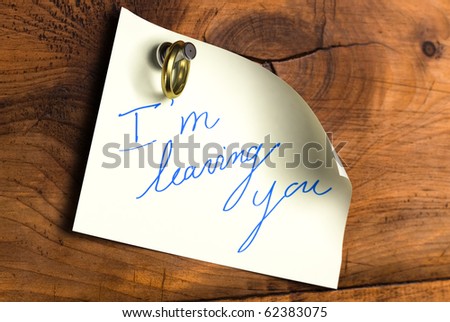 note fixed on a wooden wall where it 's written i'm leaving you with a golden ring fixed by the pushpin