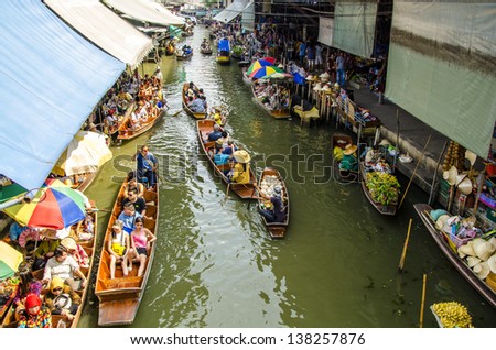 RATCHABURI, THAILAND - MAY 6: tourists visit the market at Damnoen Saduak floating market and The market is popular for traditional style food on May 6, 2013 in Ratchaburi, Thailand.