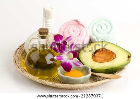 Mask face with avocado, olive oil and egg yolk for skin exposed to the sun.