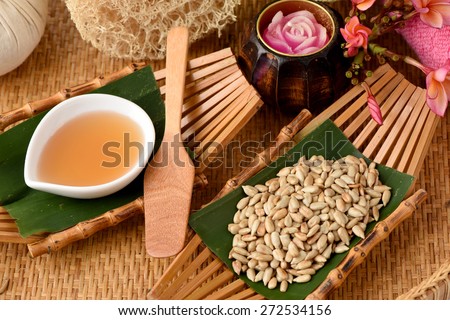 Mask with sunflower seeds and honey for skin health.