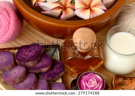 Mask face with Sweet Potato (steamed), fruits and vegetables contain Anthocyanin, has the effect of anti-oxidants, Helping to slow down the degeneration of cells, yogurt and honey.