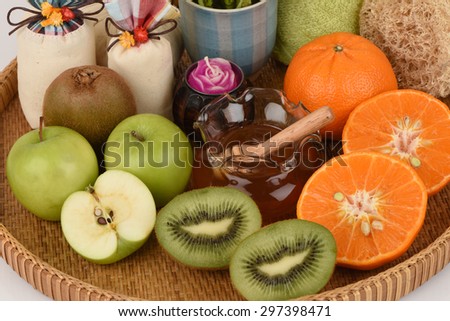 Face mask with orange, kiwi, apples and honey for whitening skin.